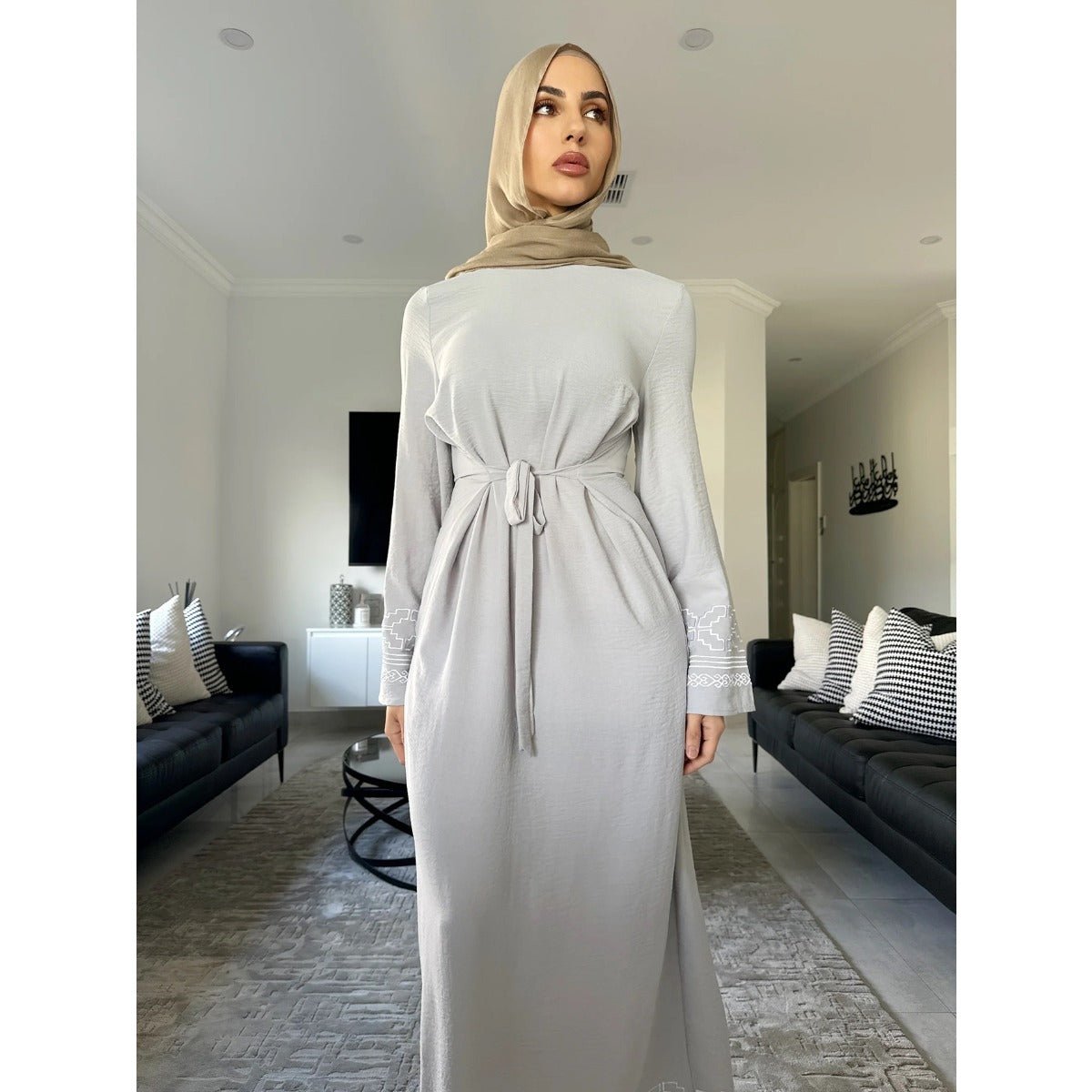 Collection d'Abayas Luxueuses et Modestes à Manches Évasées Brodées | Robes Musulmanes avec Broderie Géométrique Blanche (MA262)