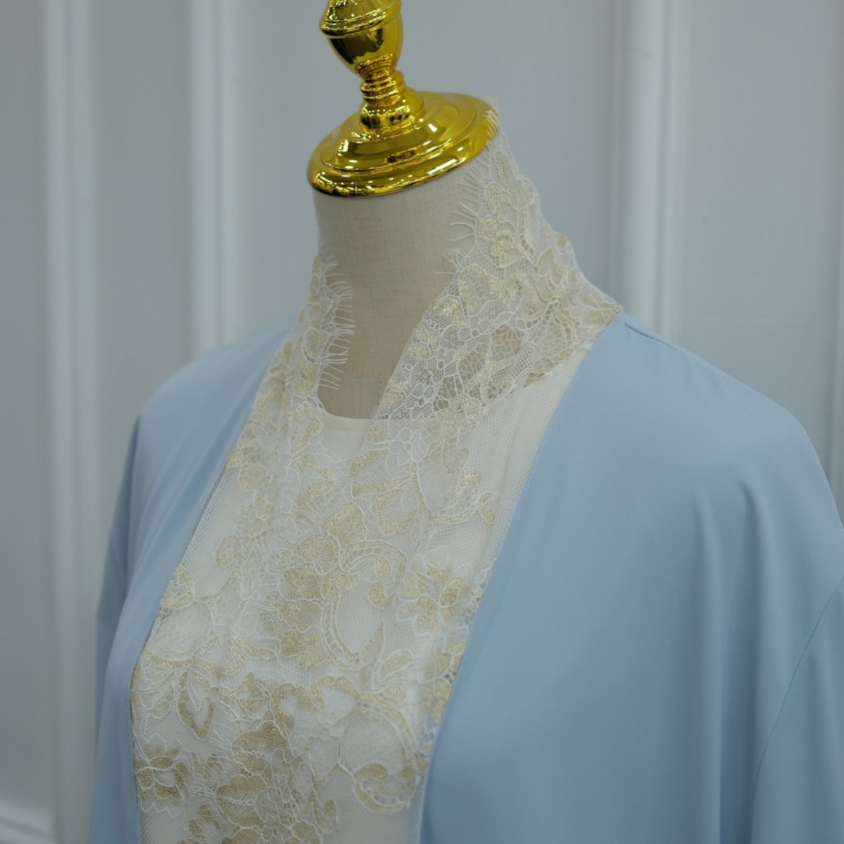 Abaya ouverte à manches évasées avec panneaux en dentelle et poches (MOA332)