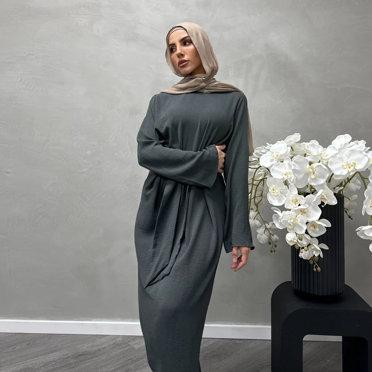 Abaya Crêpe Élégante Ajustée à Lacets (MA136)