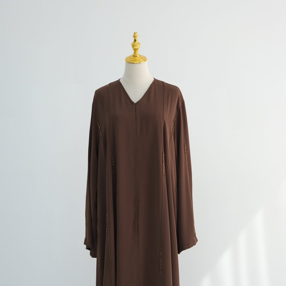 Abaya ouverte en lin perlée à la main (MOA320)