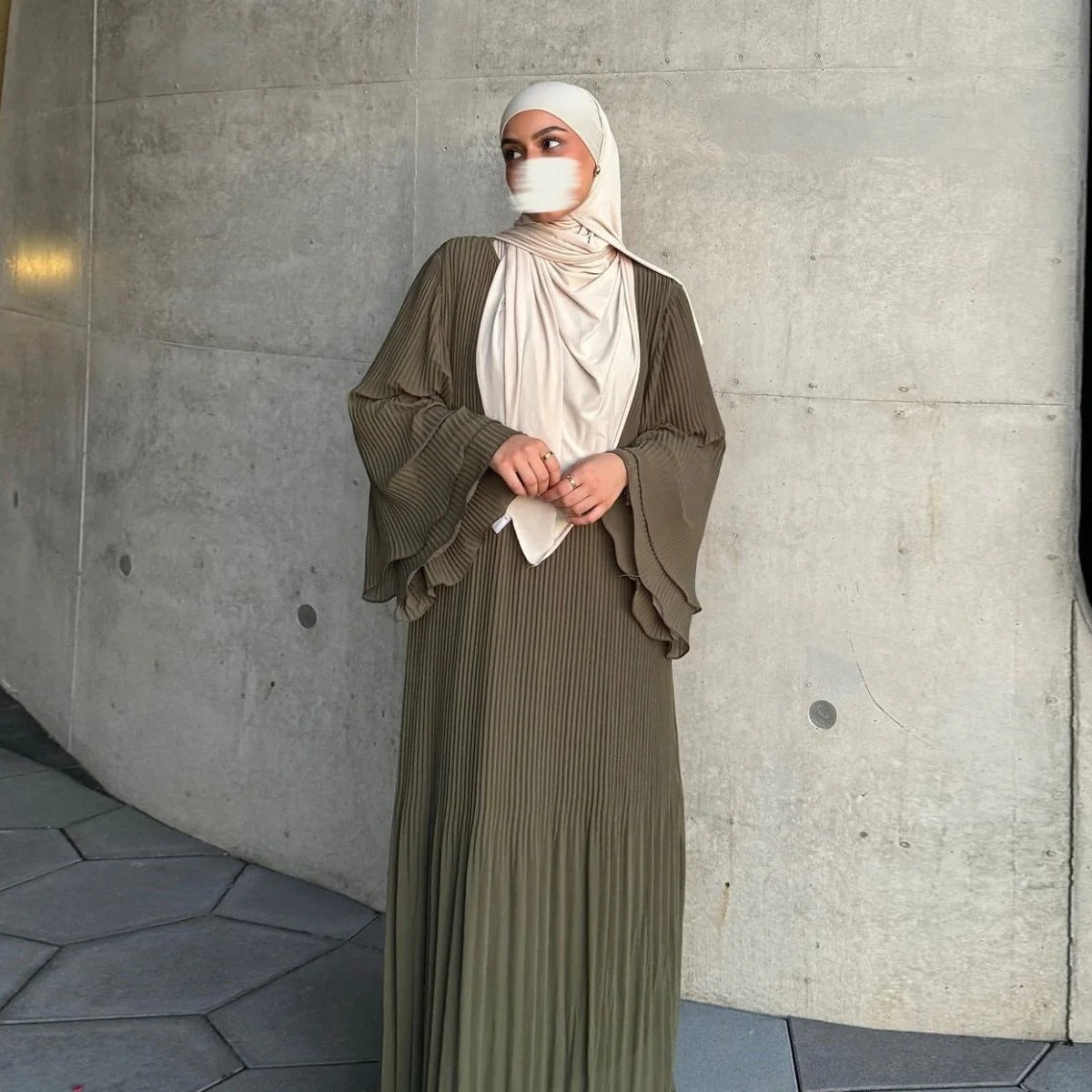 Robe Abaya élégante en mousseline plissée pour femmes musulmanes, coupe pull-over modeste, coloris uni, avec manches évasées (MA176)