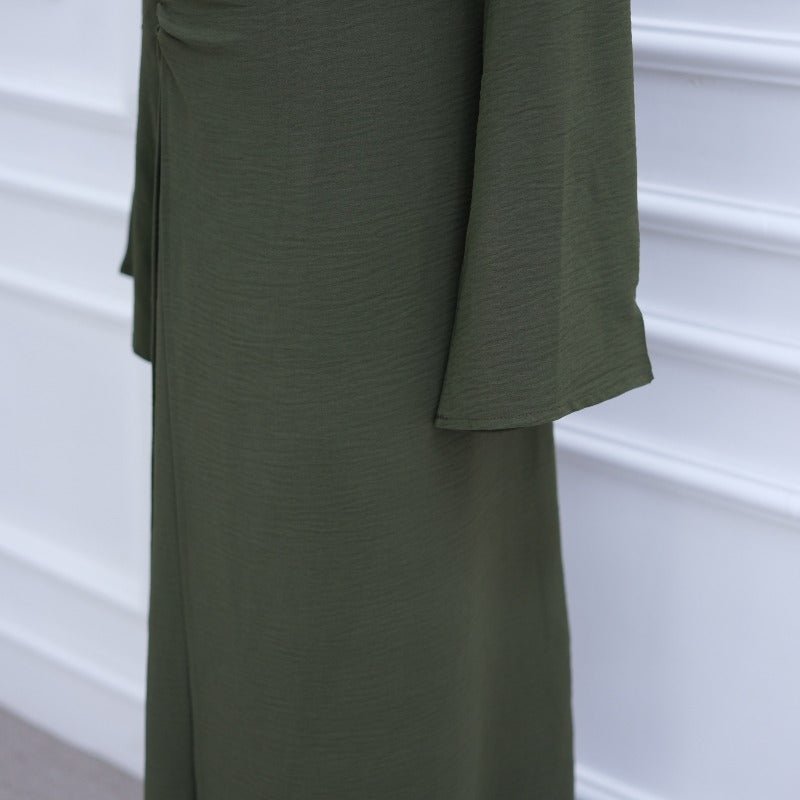 Robe de travail évasée en soie glacée froissée, col rond, avec bouton décoratif et ceinture intégrée (MA308)