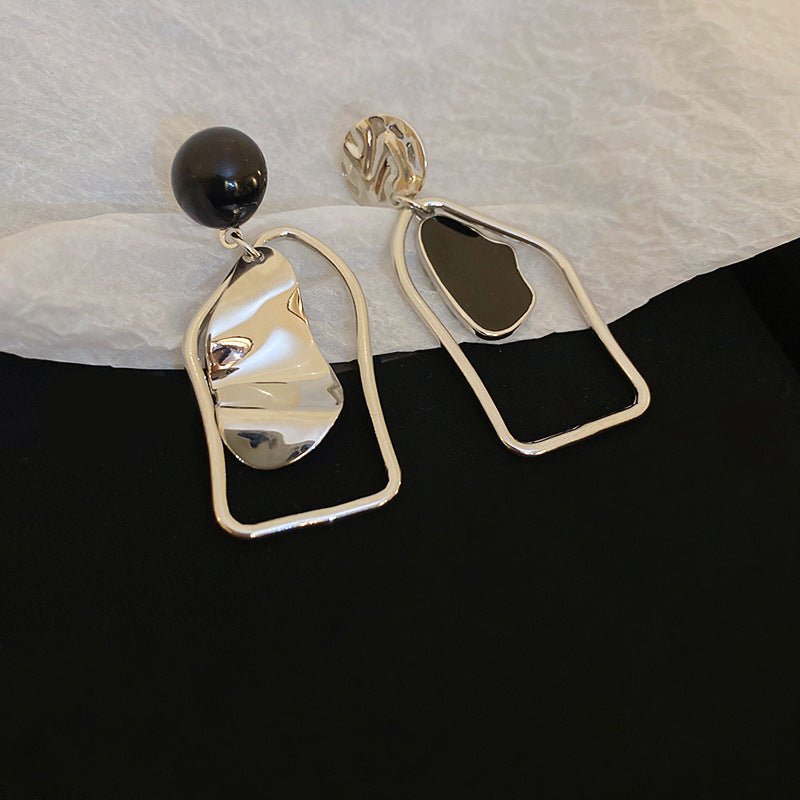 Boucles d'oreilles pendantes asymétriques sculpturales à lignes abstraites (MAC321)