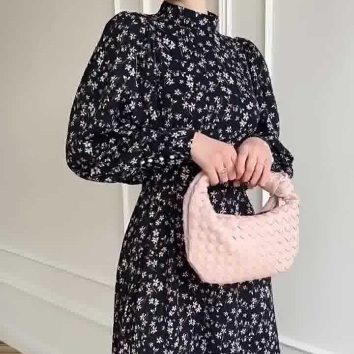 Robe Maxi en Satin Fleuri Printanier | Robe à Col Montant et Manches Bouffantes avec Ceinture Ajustable - Imprimé Botanique Bleu et Blanc (MA236)