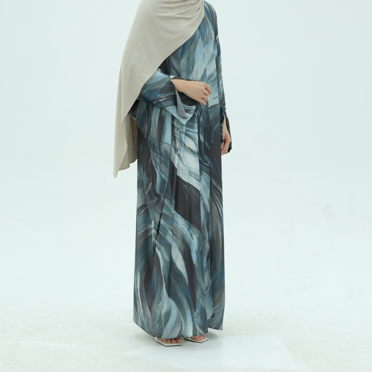 Cardigan Abaya Imprimé Aquarelle Luxueux et Modeste | Robe à Motif Abstrait Bleu-Gris avec Silhouette Fluide (MOA172)