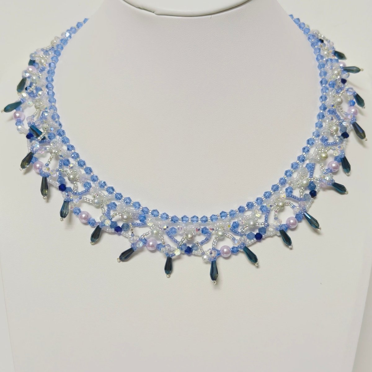 Collier de perles tissé à la main | Ras-de-cou en perles de verre et perles de coquillage | Collier en perles de rocaille au motif complexe (MAC343)