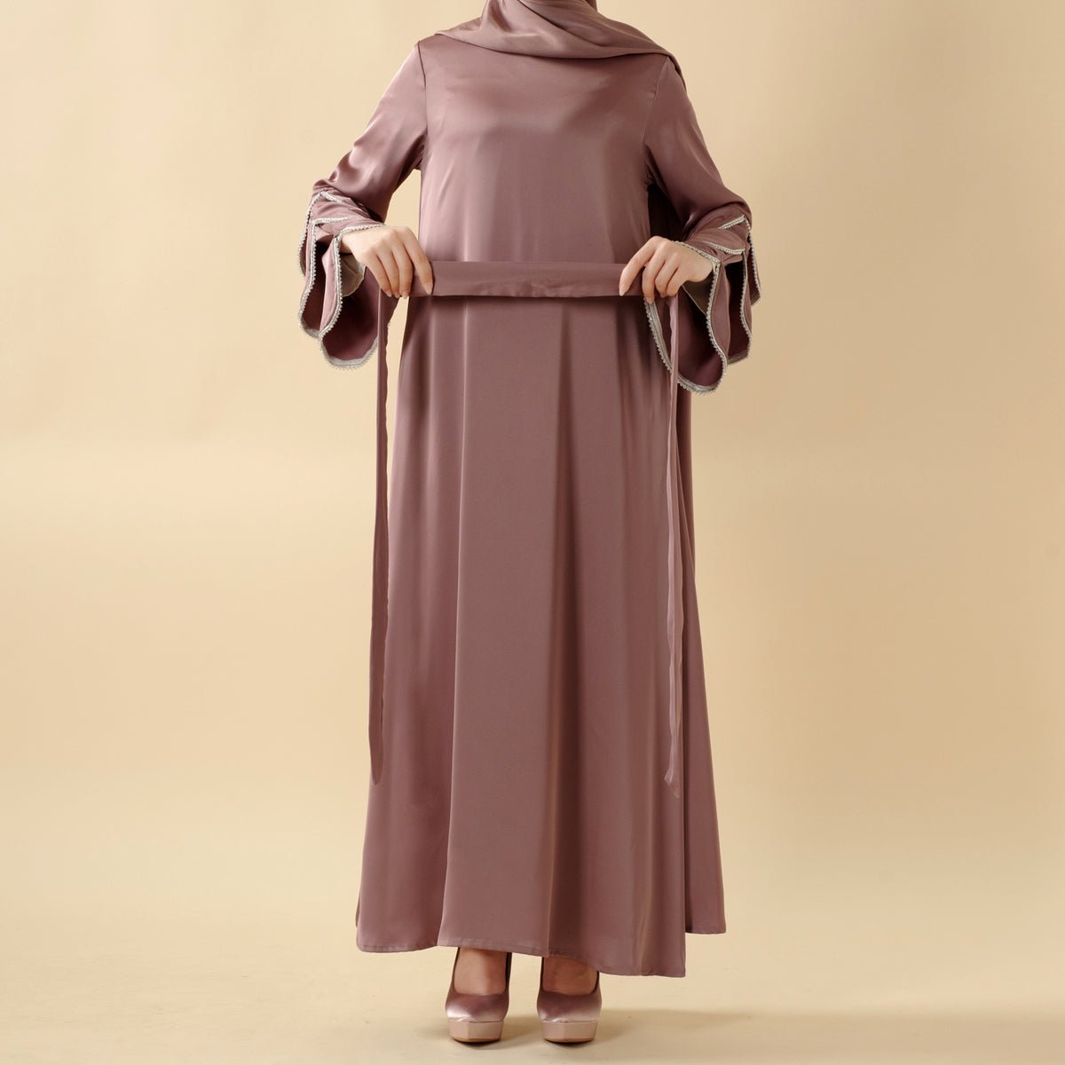 Abaya à manches froncées à triple rangée de diamants avec poches (MA040)