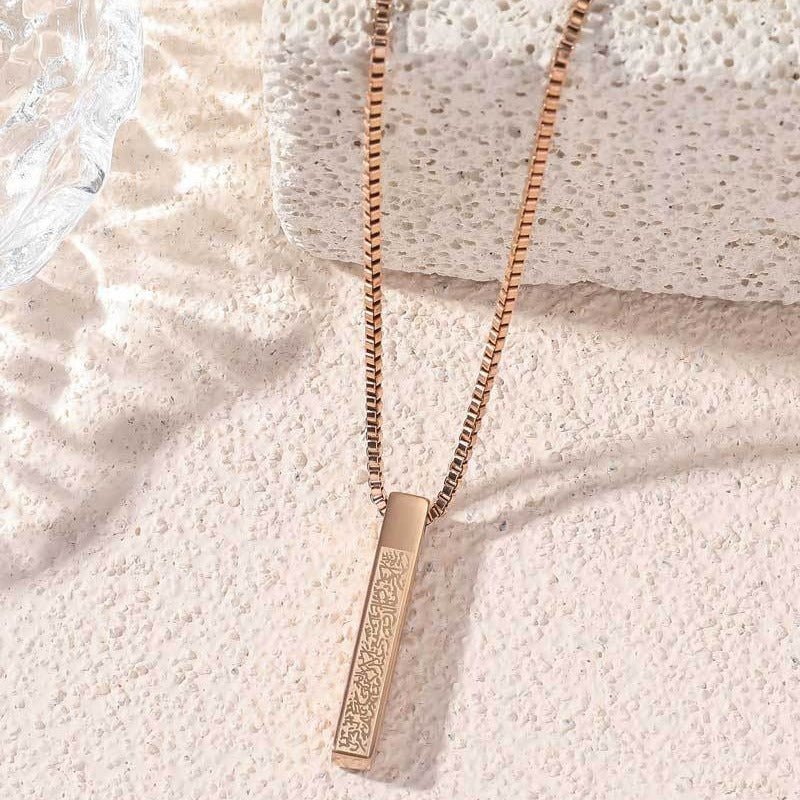 Collier Pilier Carré Gravé en Acier Titane Haute Qualité (avec boîte cadeau) (MAC217)