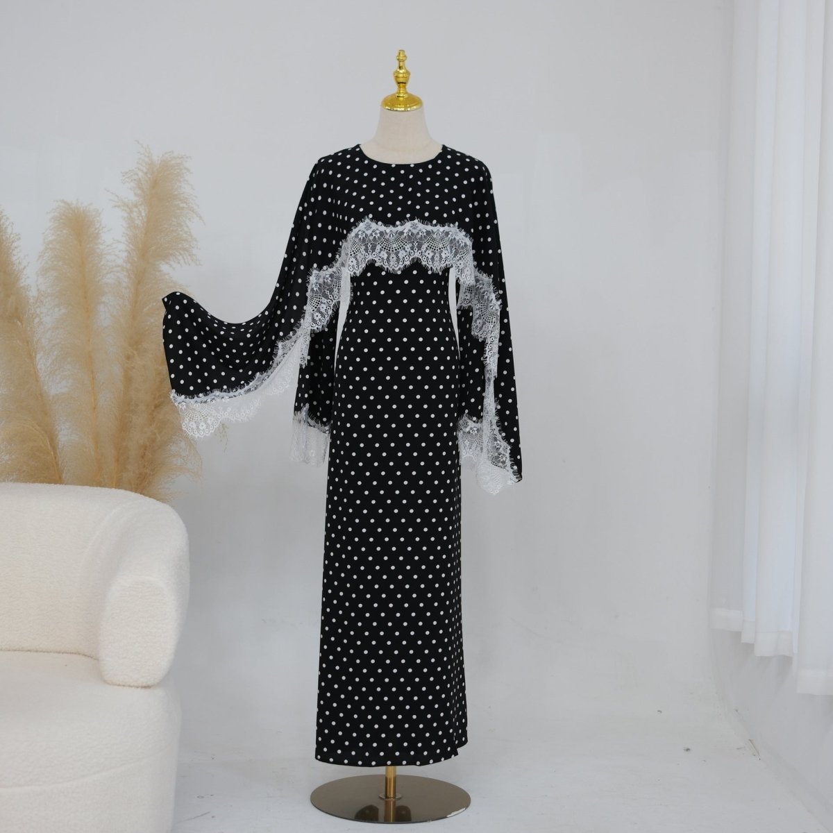Robe Maxi en Satin avec Empiècement en Dentelle et Cape Fixe (MS438)