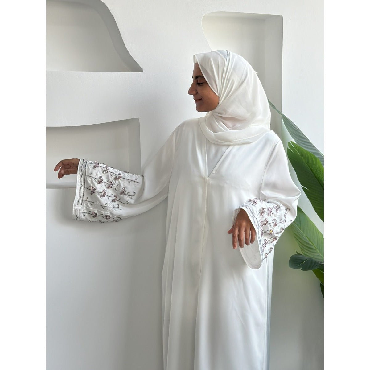 Collection Diamond Glow Abaya | Mode Modeste de Luxe – Robes Brodées Blanc & Rose Poudré avec Manches Florales (MOA205)