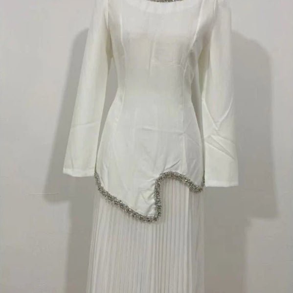 Robe Abaya Plissée Élégante avec Col et Taille Ornés de Diamants | Robe Maxi Musulmane Modeste avec Détail de Bride au Dos (MA294)