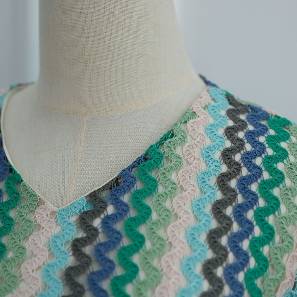 Robe Maxi à Manches Évasées Jacquard Arc-en-ciel (MS486)