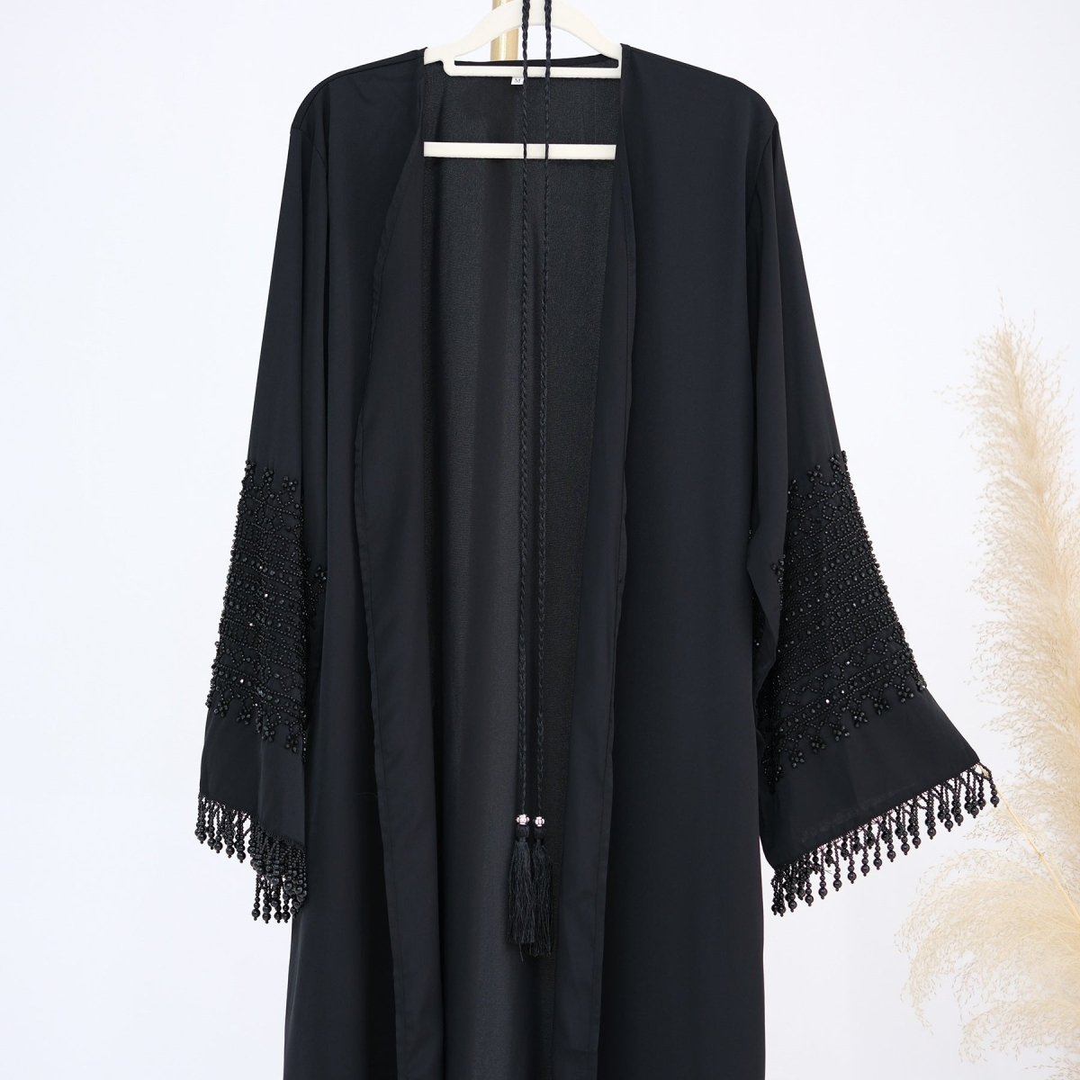 Abaya ouverte à manches évasées avec broderie perlée (MOA334)