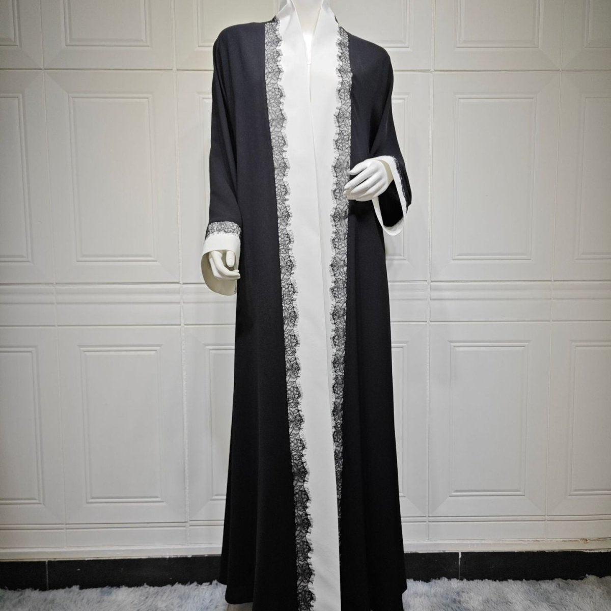 Abaya ouverte noire et blanche avec finition en dentelle (MOA311)