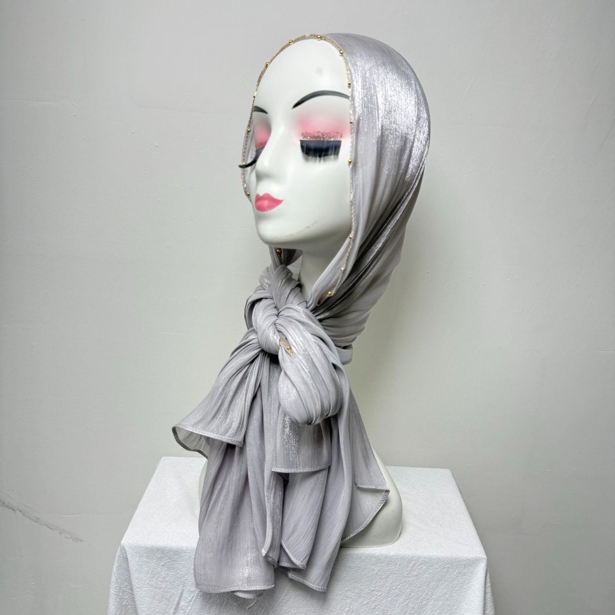 Hijab en satin froissé avec bordure perlée et chaîne dorée (MH238)