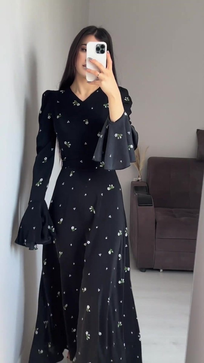 Robe Abaya Modeste Col en V Boho en Mousseline, Motif Floral Noir, Manches Cloche Fleur de Lotus Évasées (MA202)