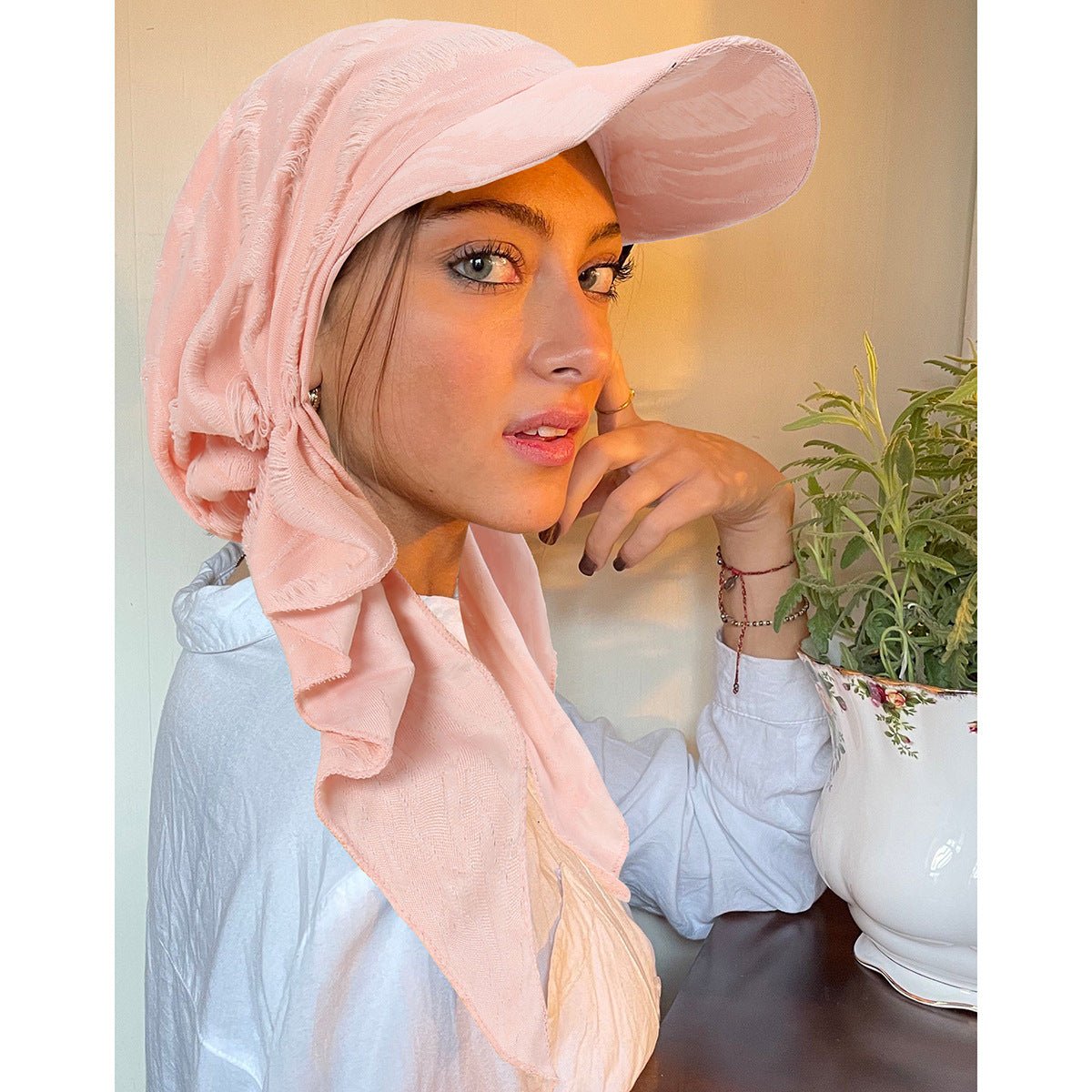 Casquette de baseball tendance multicolore pour femme – Bonnet bohème à bords effilochés avec détail plume (MH113)