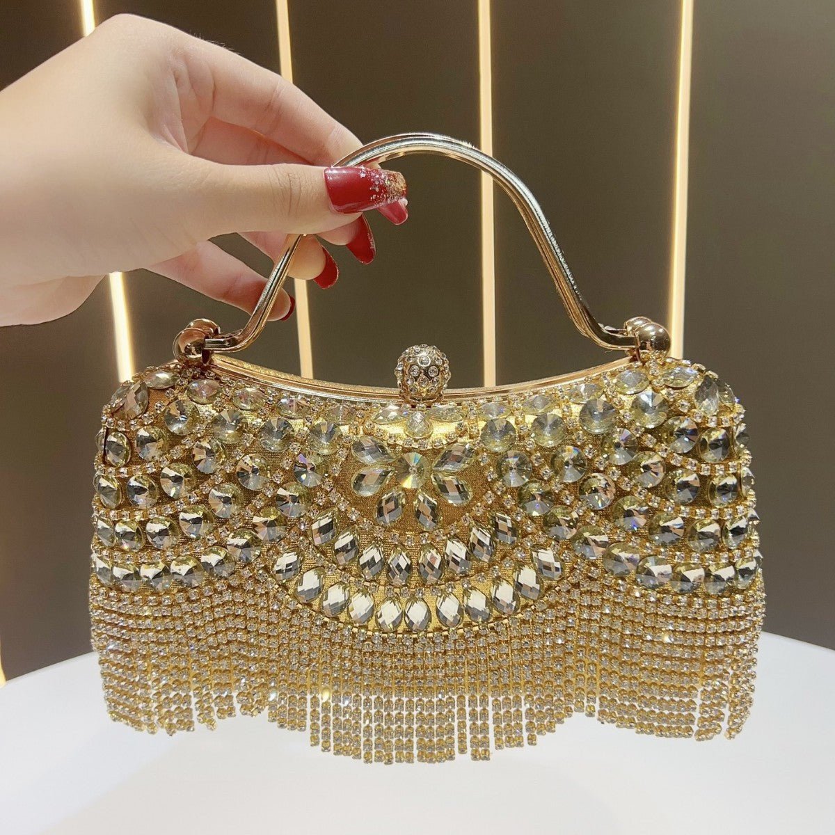Sac pochette orné de cristaux avec pompons – Sac de soirée polyvalent pour mariages et galas (MAC276)