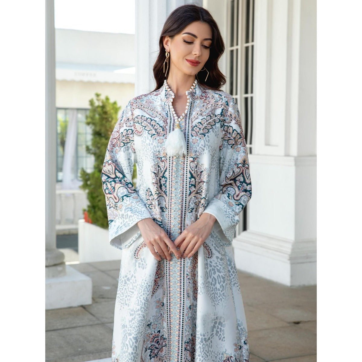 Robe Abaya musulmane de luxe perlée à motifs floraux, ornée de perles et de perles nacrées, avec manches cloche et détails à pompons (MA229)
