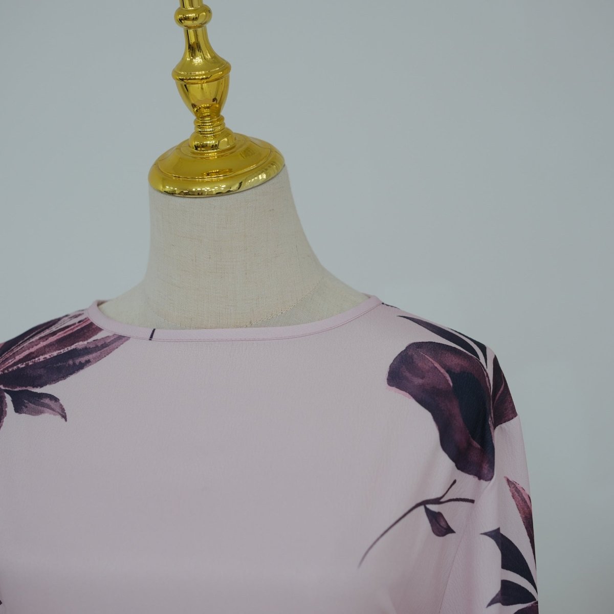 Robe Maxi à Imprimé Floral avec Manches Cape (MS440)