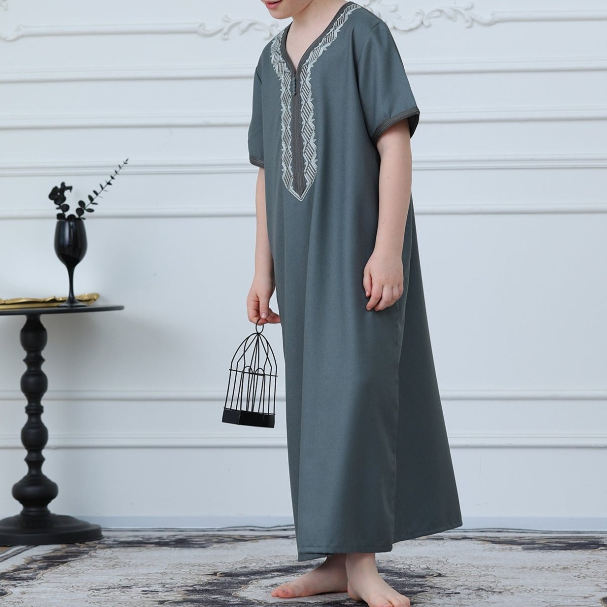 Qamis brodé pour garçon avec fermeture zippée (MKB012)
