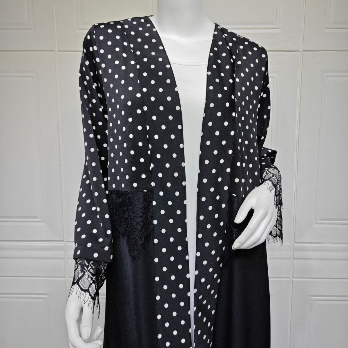 Abaya ouverte à pois avec empiècement en dentelle (MOA335)