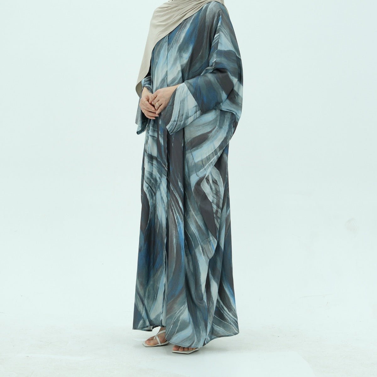 Cardigan Abaya Imprimé Aquarelle Luxueux et Modeste | Robe à Motif Abstrait Bleu-Gris avec Silhouette Fluide (MOA172)