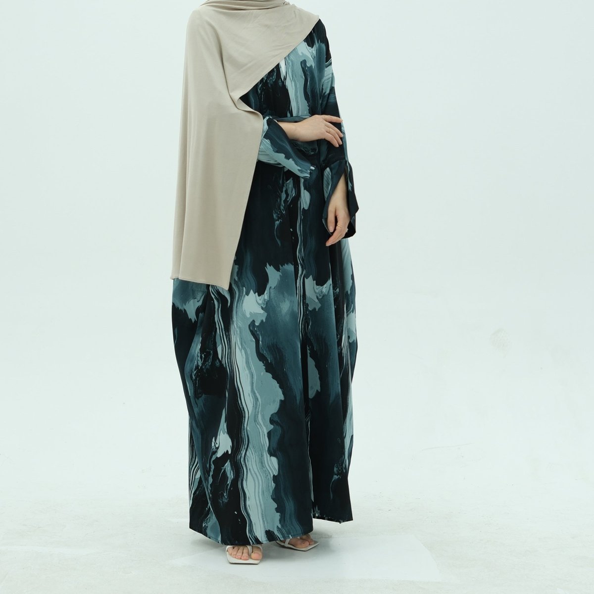 Cardigan Abaya imprimé élégant, motifs floraux géométriques artistiques, mode islamique modeste (MOA154)