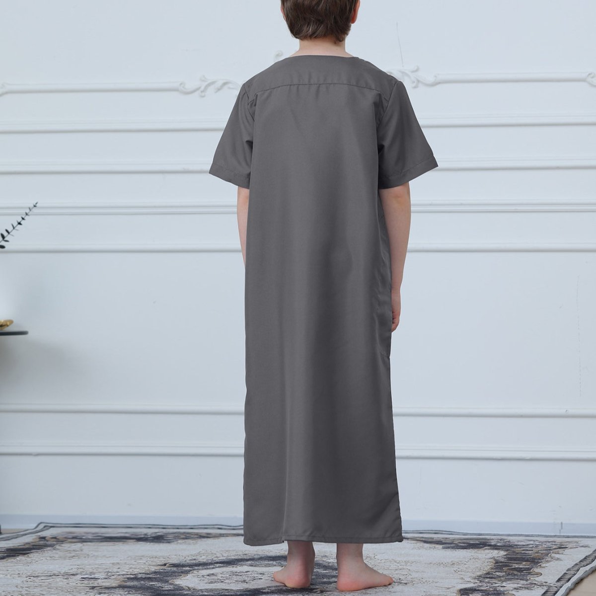 Thobe brodé pour garçons musulmans, manches courtes, avec poches (MKB015)