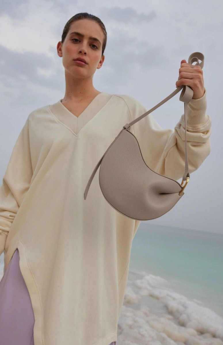 MAC182 Sac besace à bandoulière asymétrique en texture Lychee