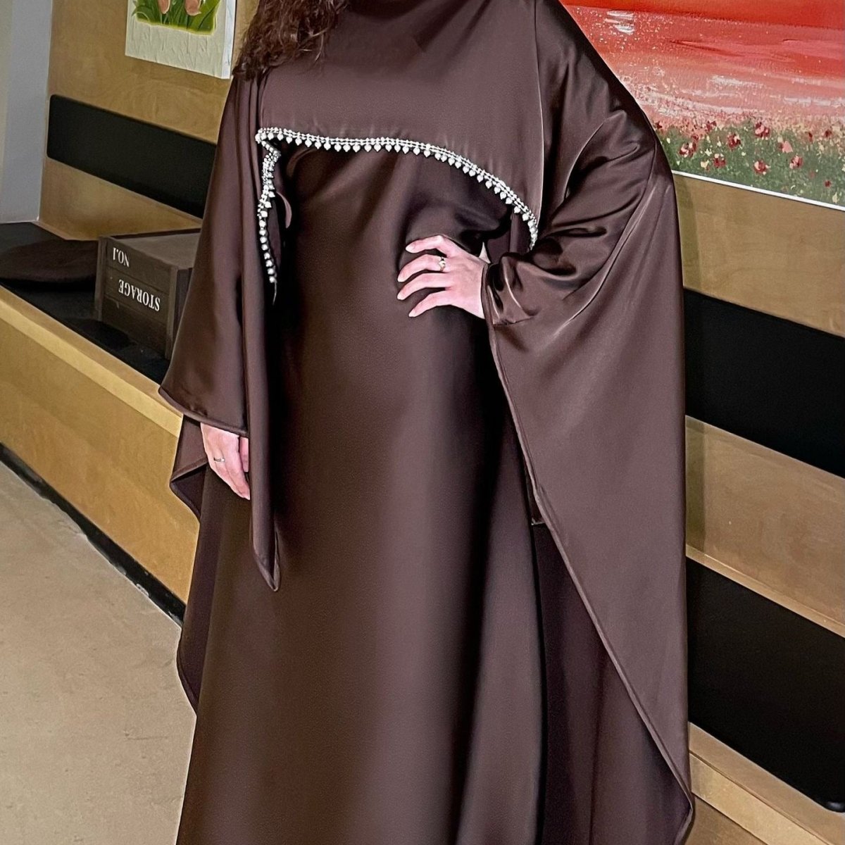 Abaya élégante en satin avec cape en strass | Robe de soirée modeste luxueuse (MA327)