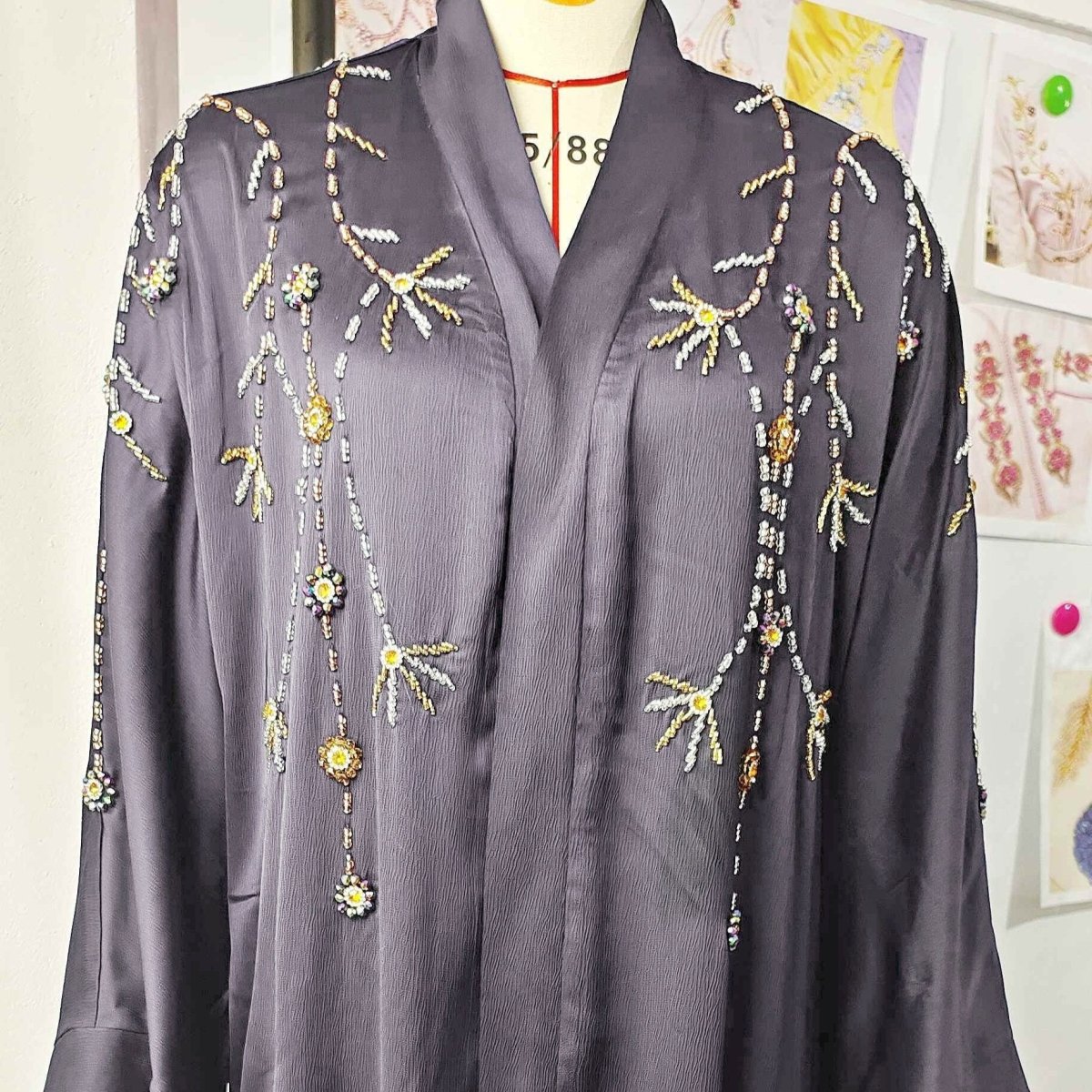 Abaya à motifs floraux perlés | Cardigan ouvert brodé (MOA268)