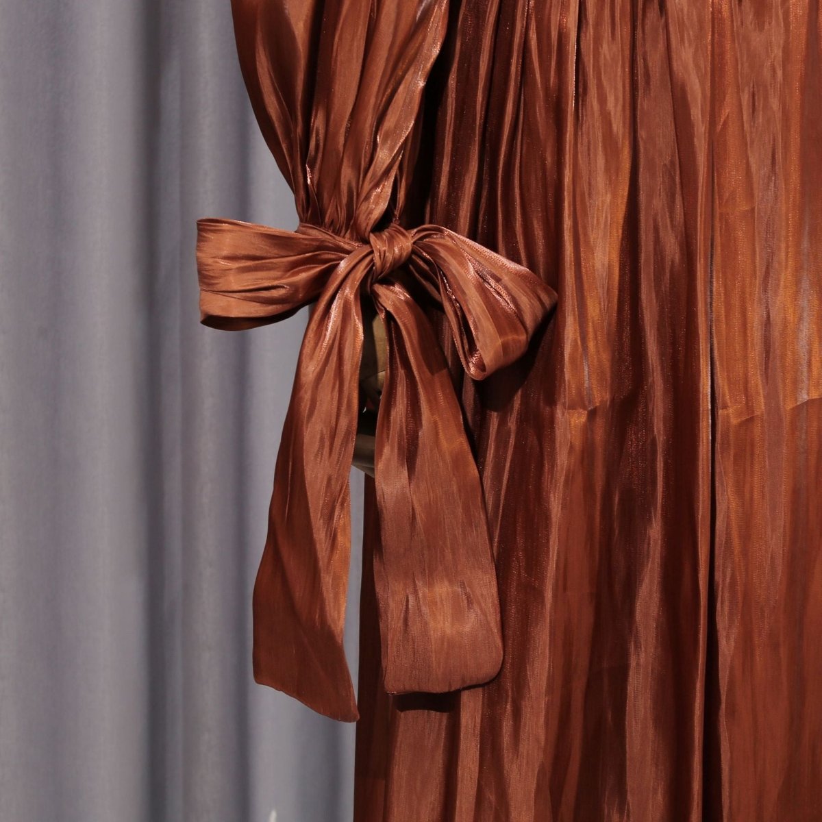 Robe en satin plissé diagonal avec ceinture nouée (MS324)
