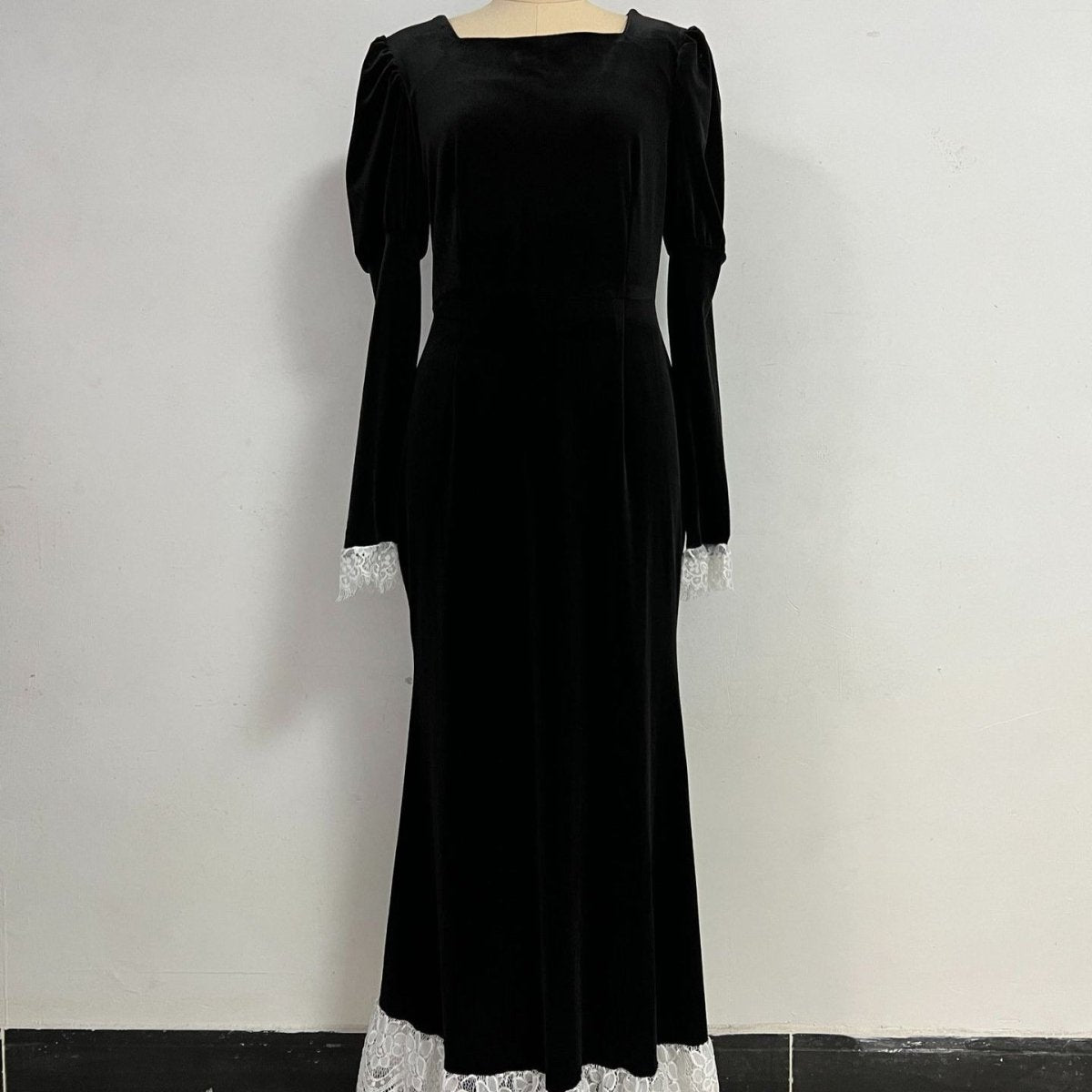 Robe en velours avec bordure en dentelle (MS238)