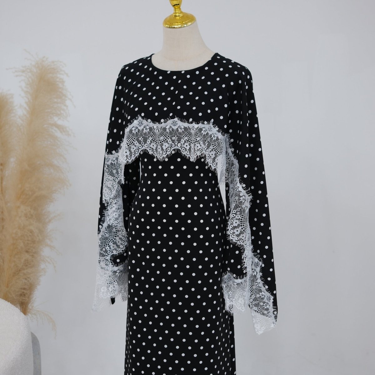 Robe Maxi en Satin avec Empiècement en Dentelle et Cape Fixe (MS438)