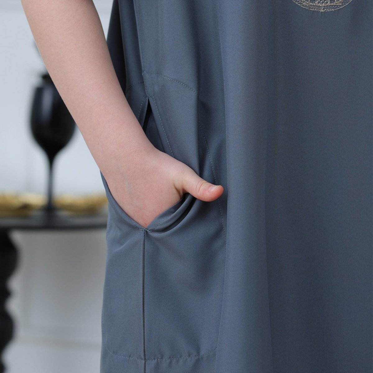 Qamis brodé pour garçons avec poches latérales (MKB029)