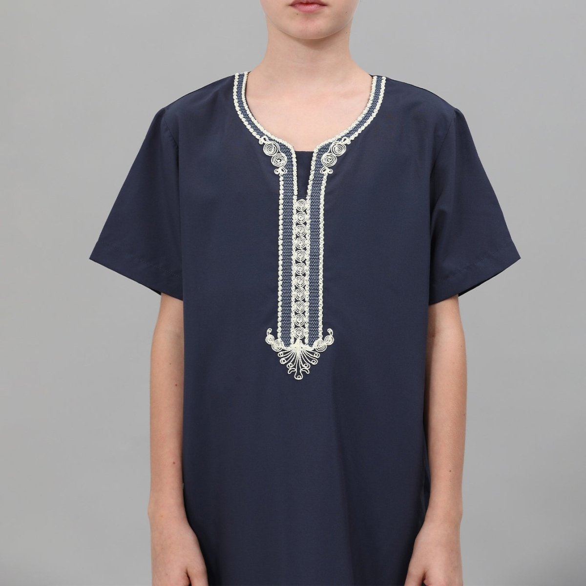 Qamis brodé pour garçon avec col orné (MKB036)