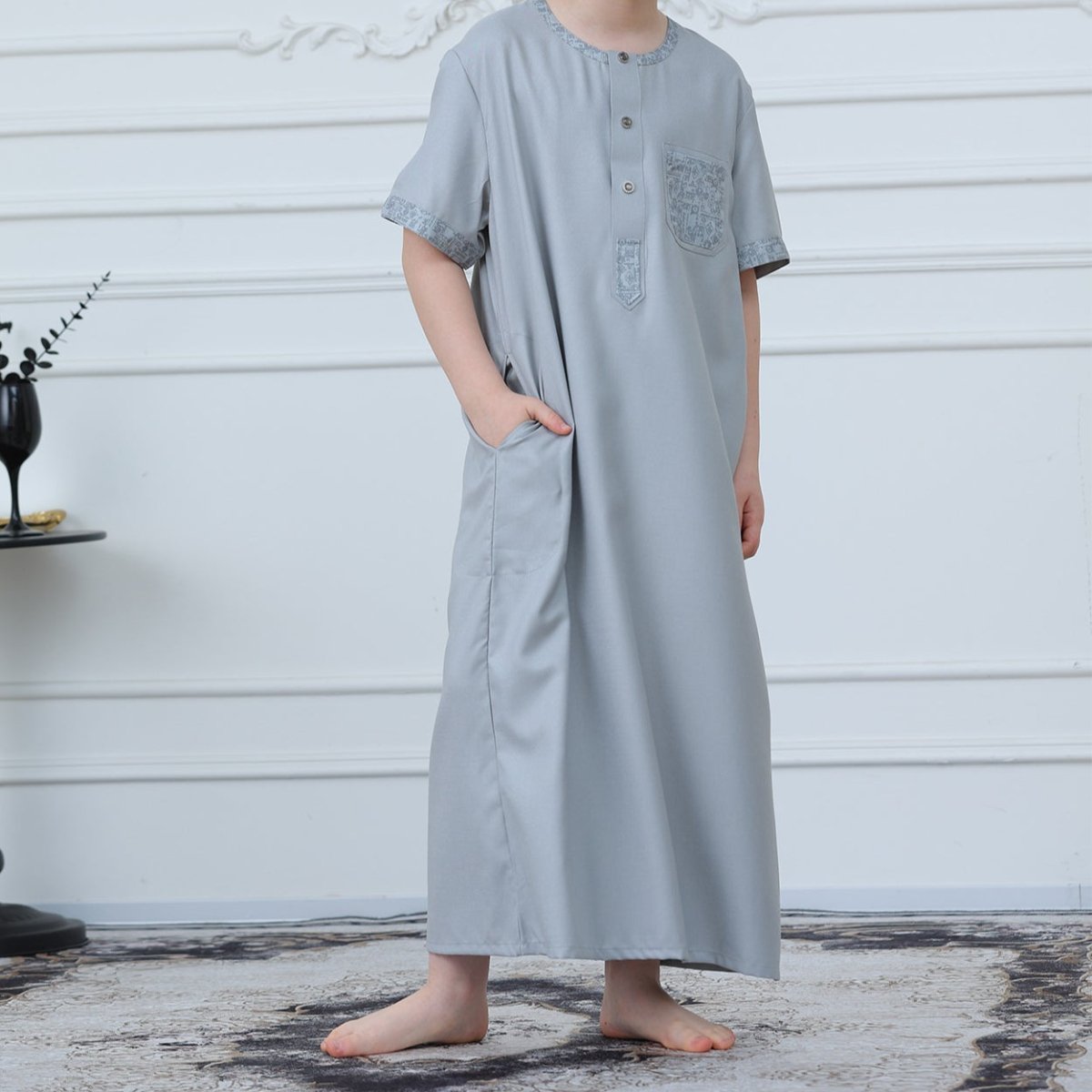 Thobe garçon gris clair à manches courtes brodé (MKB020)