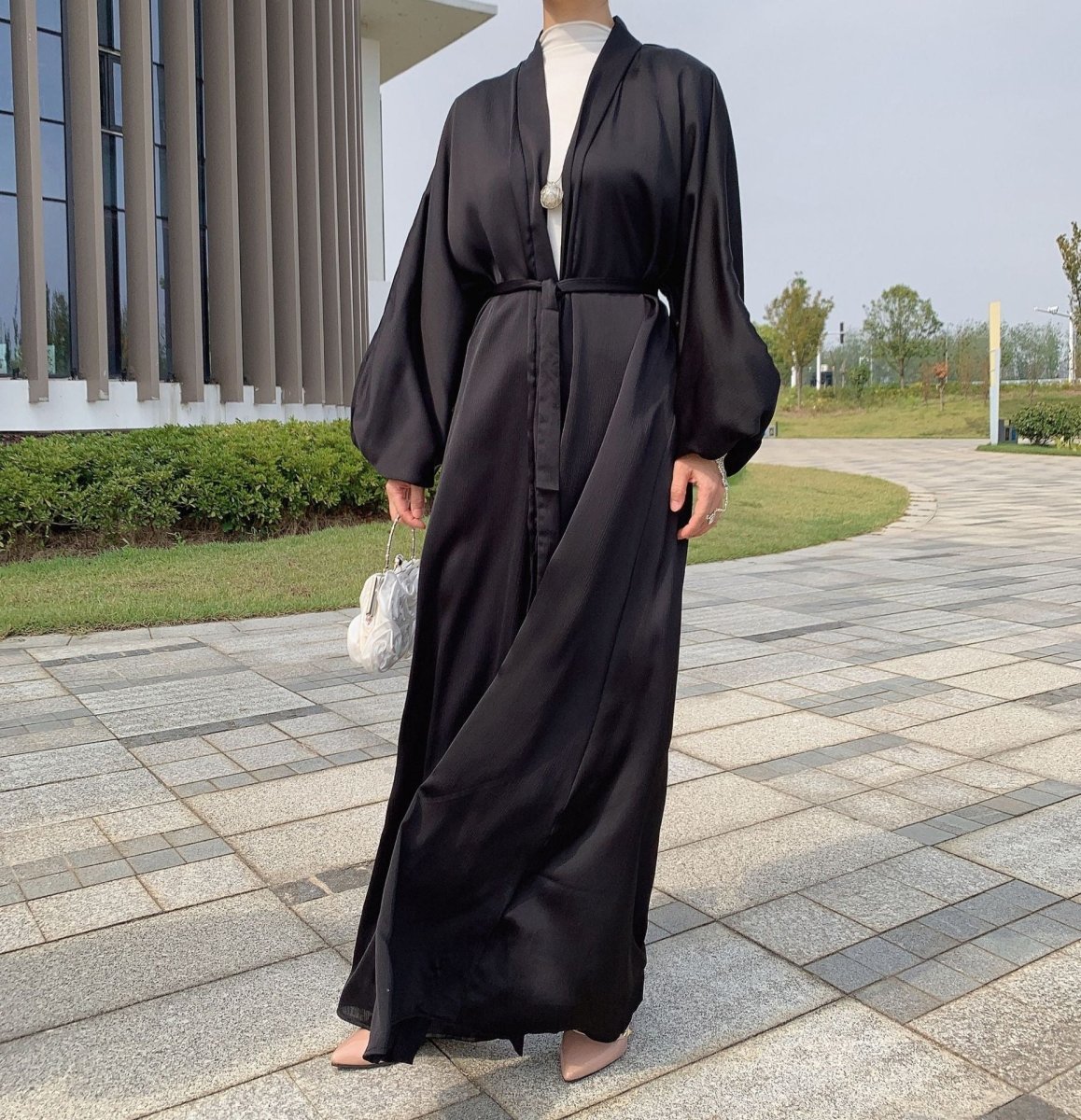 Abaya Ouverte en Satin à Manches Froncées (MOA048)