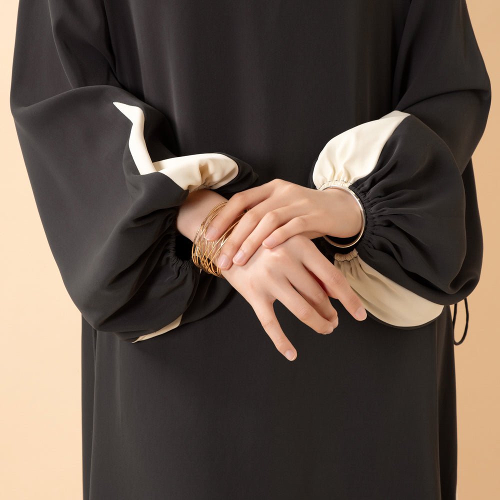 Abaya à Panneaux Contrastants avec Détail Cordon et Manches Ballon (MA421)