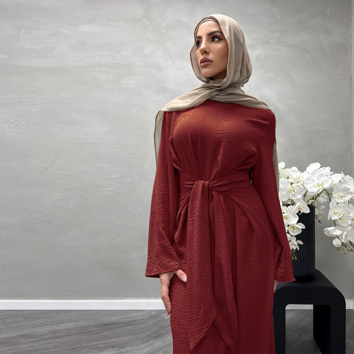 Abaya Crêpe Élégante Ajustée à Lacets (MA136)
