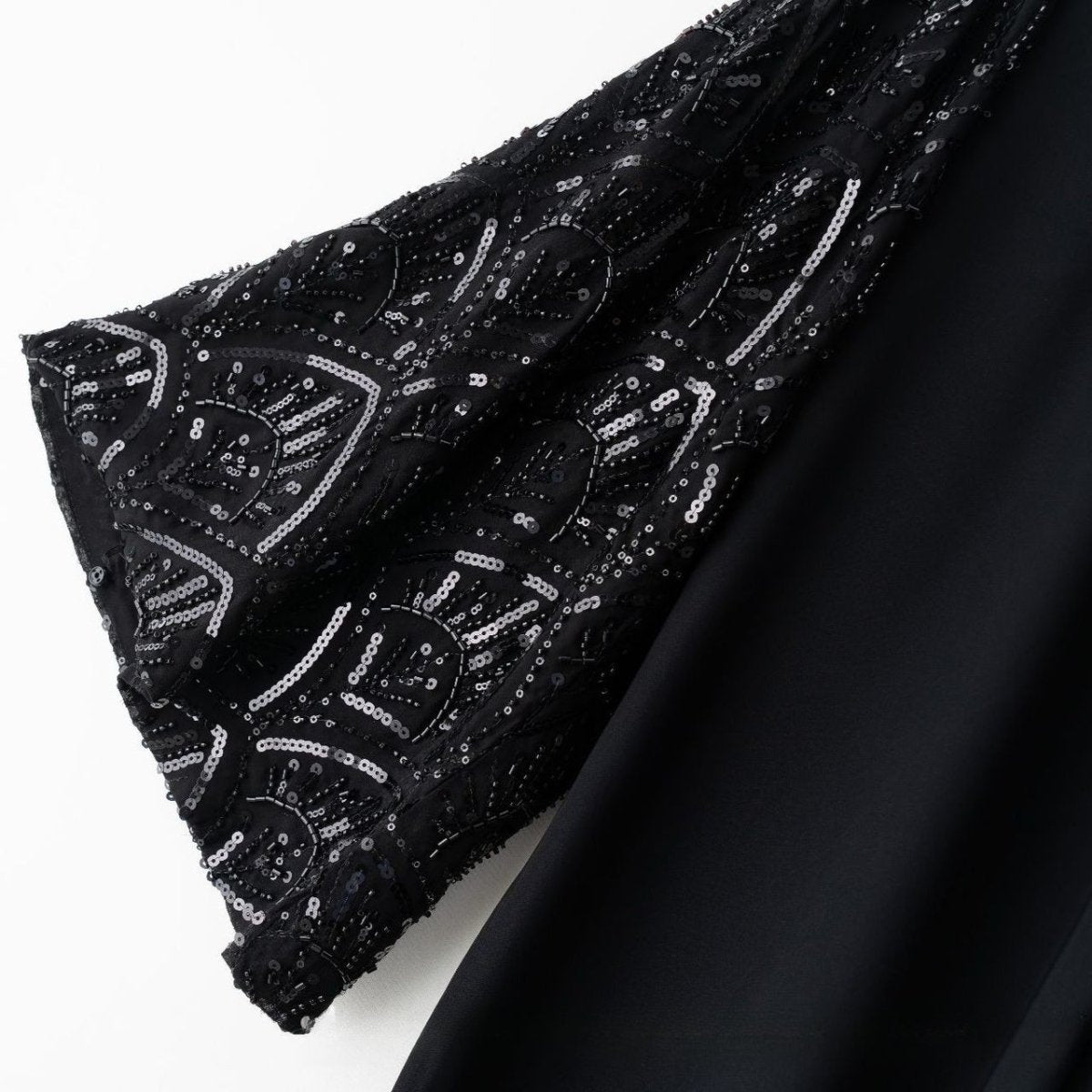 Abaya ouverte avec manches brodées de sequins et perles noires (MOA339)
