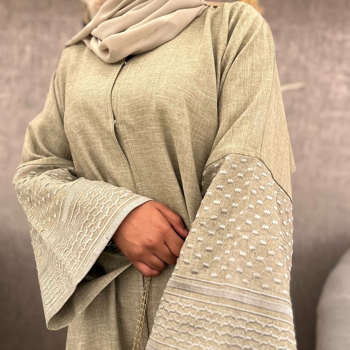 Abaya à manches brodées | Cardigan texturé ouvert devant à manches cloche (MOA263)