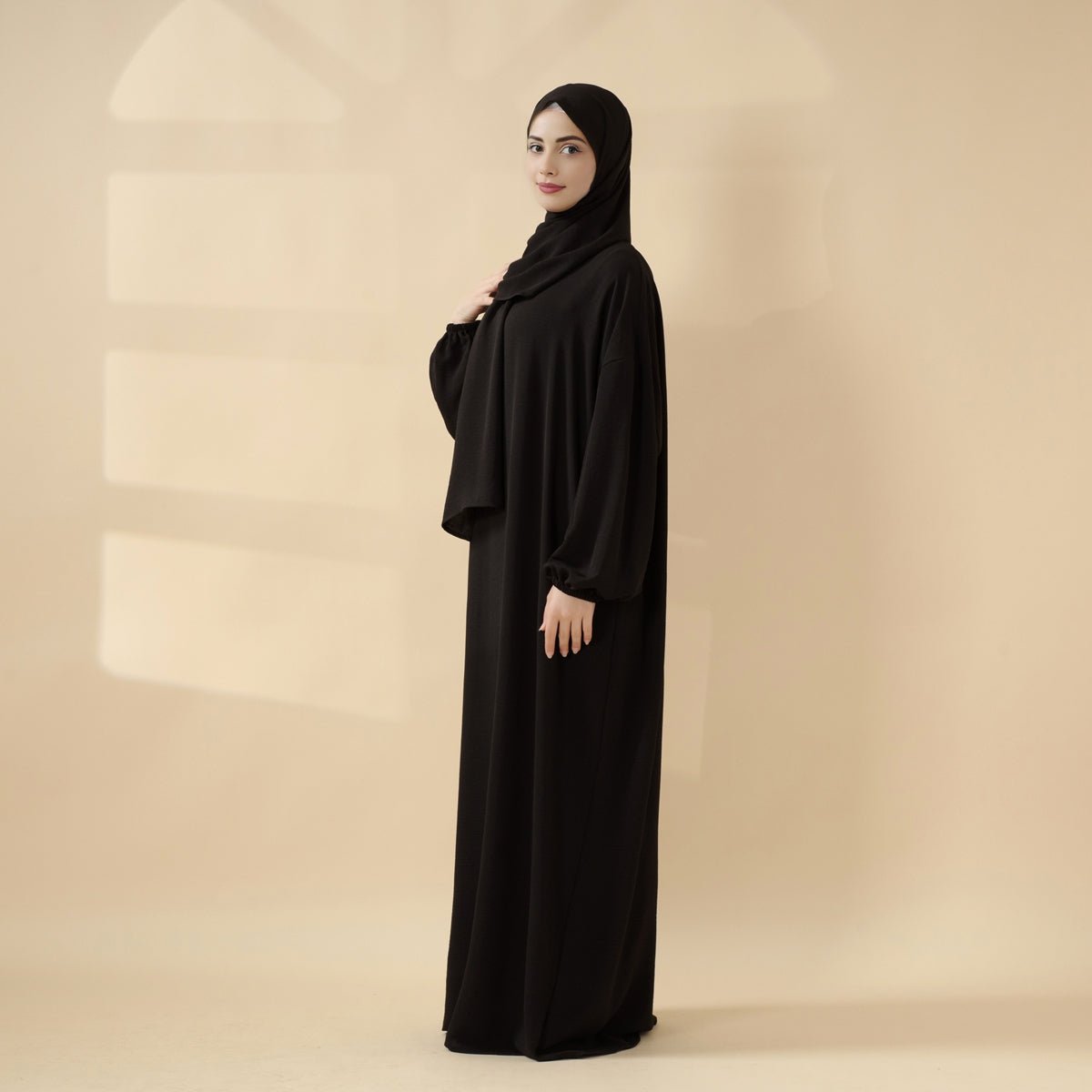Abaya en crêpe coupe cocon, parfaite pour la Omra, avec hijab une pièce attaché (MA143)