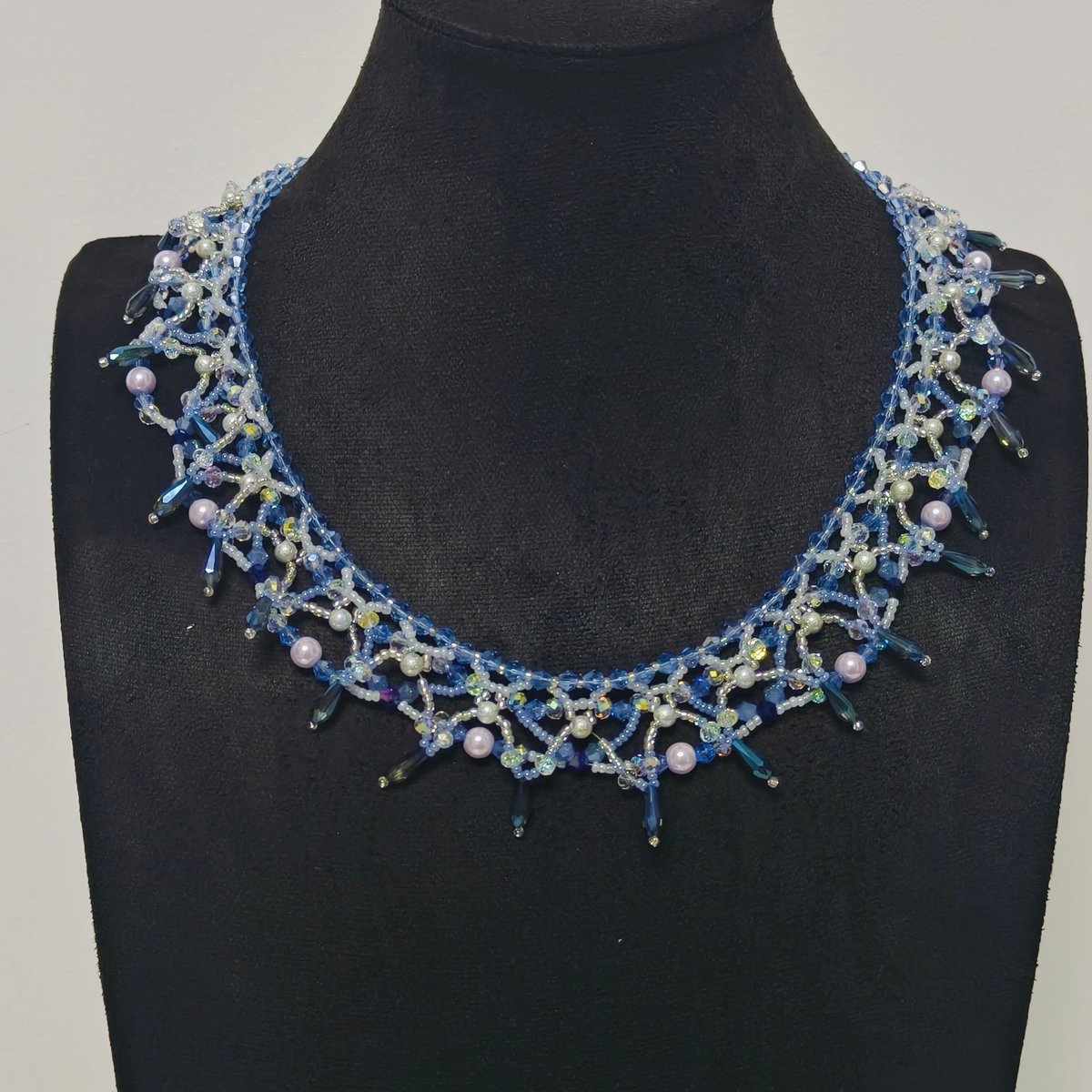 Collier de perles tissé à la main | Ras-de-cou en perles de verre et perles de coquillage | Collier en perles de rocaille au motif complexe (MAC343)
