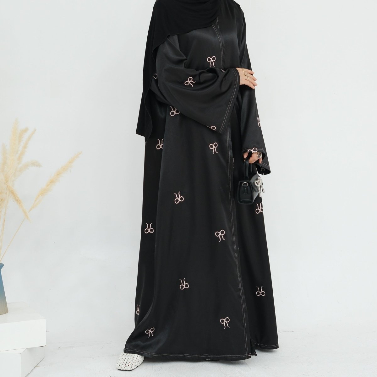 Abaya Ouverte Brillante Brodée avec Nœud (MOA102)