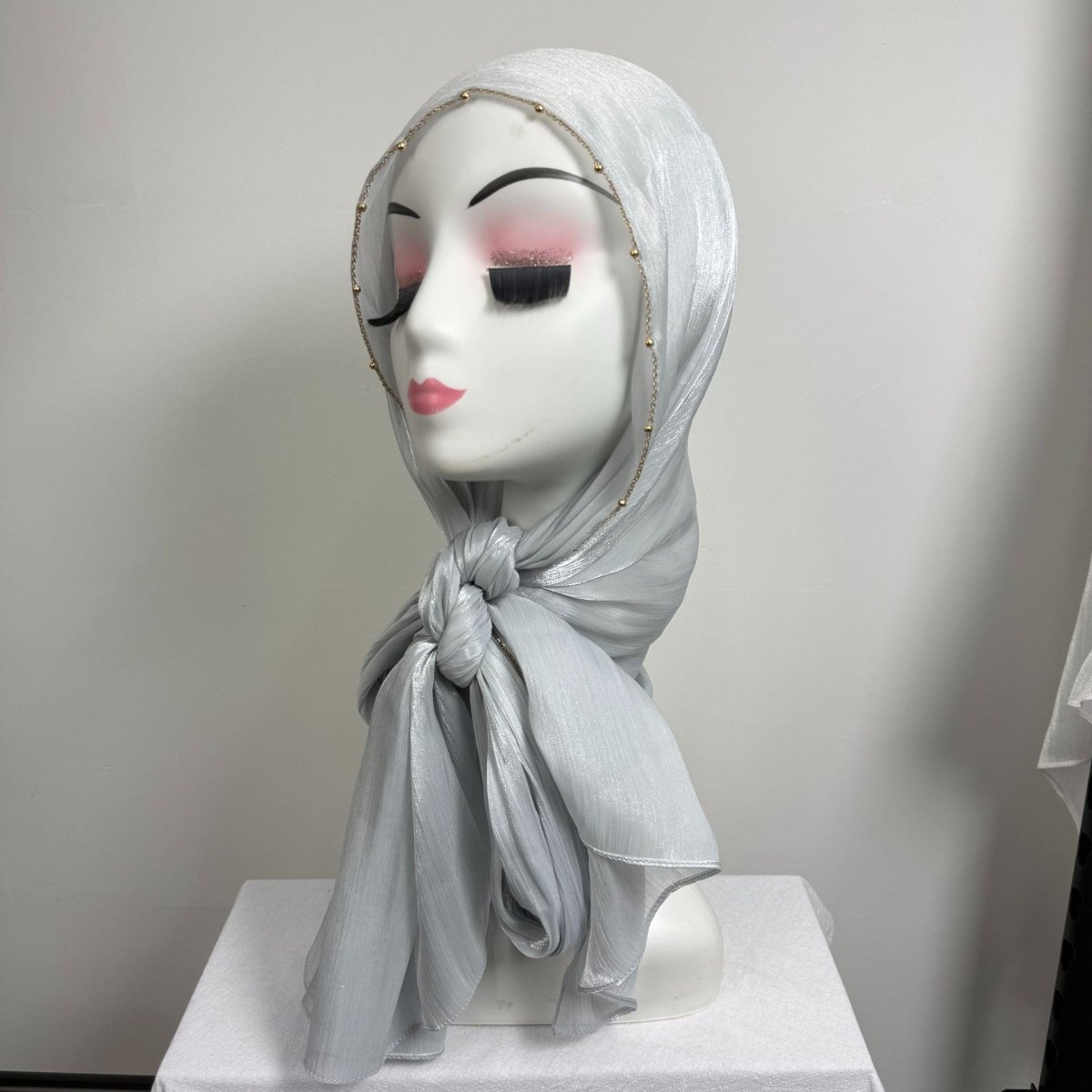 Hijab en satin froissé avec bordure perlée et chaîne dorée (MH238)