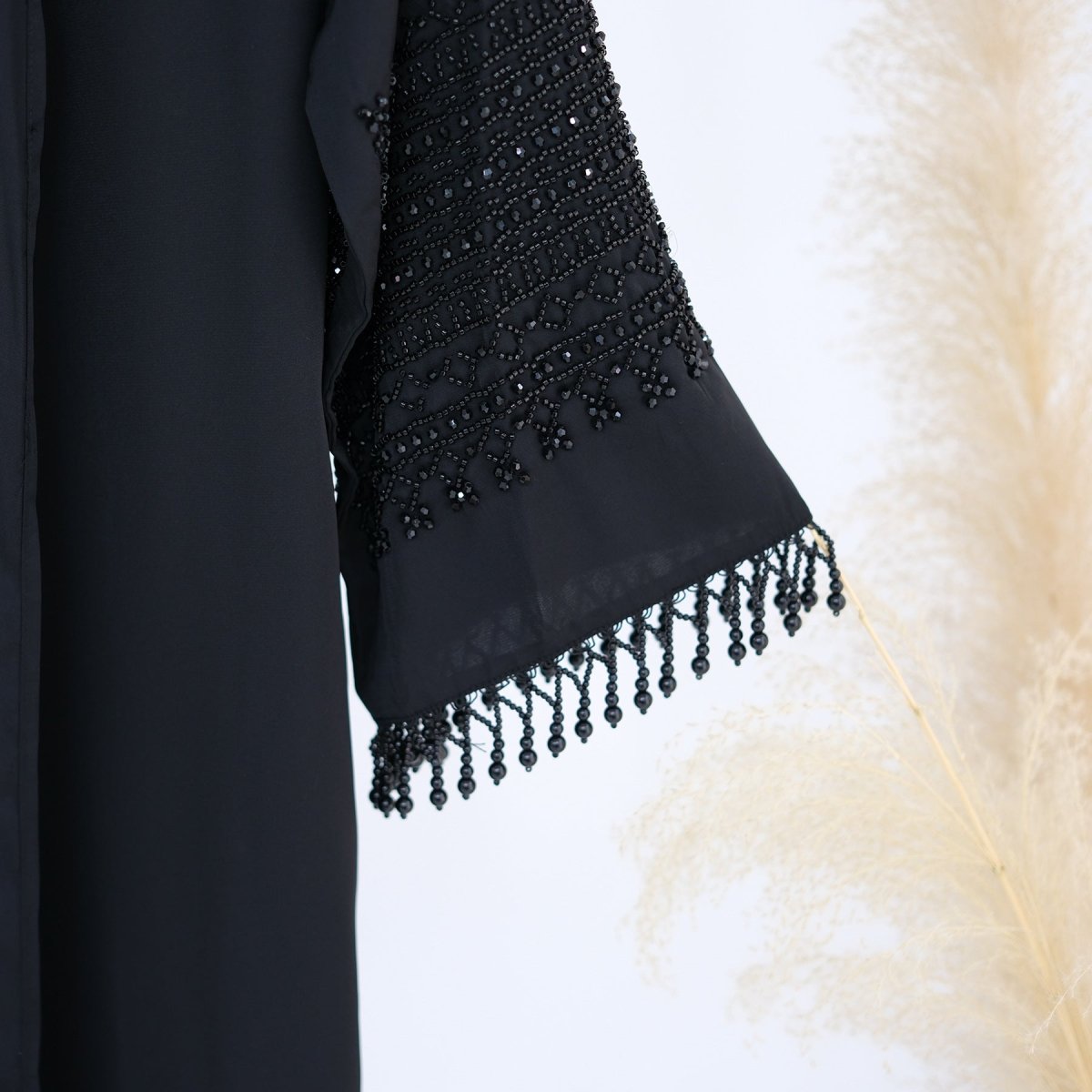 Abaya ouverte à manches évasées avec broderie perlée (MOA334)