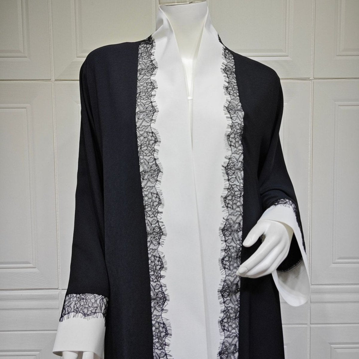 Abaya ouverte noire et blanche avec finition en dentelle (MOA311)