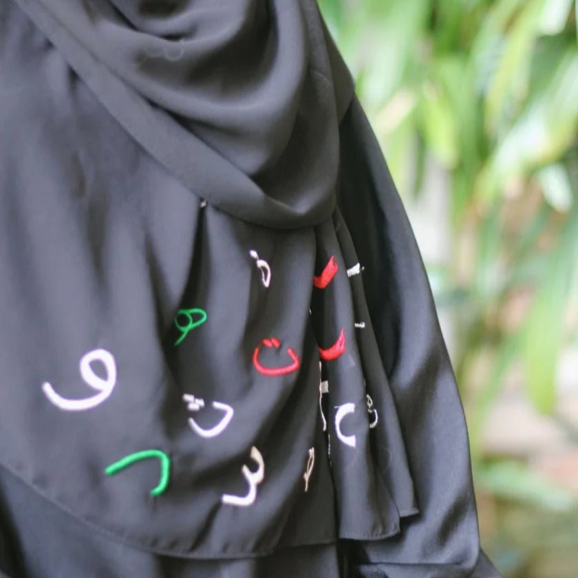 Hijab en mousseline Free Palestine – Foulard engagé avec motif de lettres arabes (UKMH107)